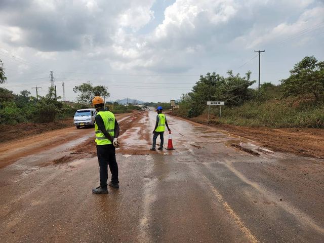 Nhyieso road project — Photo 1