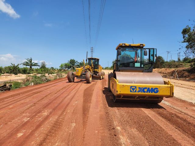 Road base & materials haulage — Photo 10